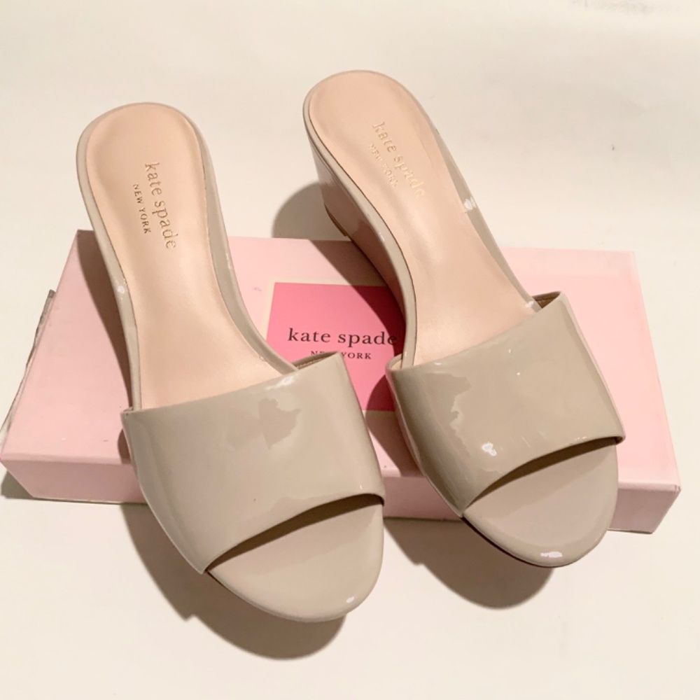 KATE SPADE Willow Wedge Slip-on Sandal Beige Patent Leather Mule Pumps 7 - Picture 8 of 11